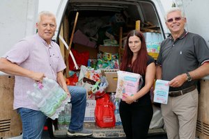 Vizebürgermeister Prof. Mag. Alois Dolinar übergibt Babyhygieneartikel an SAK-Präsident Marko Wieser und Lidija Tomic für den Hilfstransport in das von der Unwetterkatastrophe betroffene Nachbarland Slowenien. Foto: StadtKommunikation / Wajand