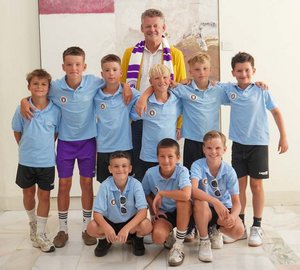 Bürgermeister Christian Scheider sprach den jungen Sportlern des SK Austria Klagenfurt U10 Dank und Anerkennung für ihren großartigen Erfolg bei den United World Games 2026 aus. Foto: StadtKommunikation / Zechner