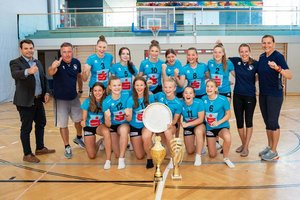 Marketingleiter Gilbert Blechschmid (Kärntner Sparkasse) mit der Mannschaft des BG/BRG/SRG Klagenfurt-Lerchenfeld, Volleyball-Veteran Helmut Voggenberger sowie den Trainerinnen Kerstin Schmid und Bernadeta Rasic. Foto: derhandler/Kärntner Sparkasse