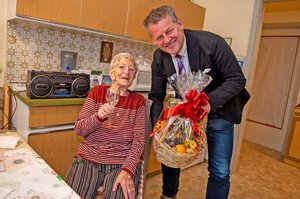 Bürgermeister Christian Scheider beschenkte Maria Langhans an ihrem 100. Geburtstag mit einem Obstkorb. Foto: StadtKommunikation/Hude