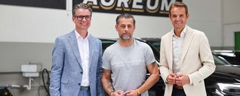 Franz Ahm (links im Bild) und Markus Polka (rechts im Bild) von der Wirtschaftskammer Kärnten im Gespräch mit Gesellschafter Nikola Nikolovski (in der Mitte). Foto: WKK