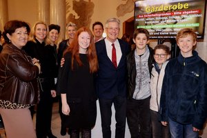 LH Peter Kaiser unter den begeisterten Besucher*innen des Musicals „Das Klassenzimmer“ im Konzerthaus Klagenfurt. Foto: LPD/Wajand