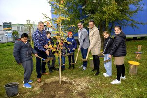 Schulprojekt „Grünes Klassenzimmer“: Neuer Pfahlbaugarten am Gelände des „blue-cube“ gestaltet. Foto: StadtKommunikation / Thomas Hude