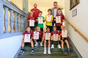 Neun Nachwuchsfußballer und der Trainer vom SV Viktoria Viktring freuten sich über die Ehrung im Rathaus. Foto: StadtKommunikation/Hude