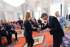 LR Daniel Fellner verleiht OFM Sabine Senger die Katastropheneinsatzmedaille in Bronze. Foto: LPD Kärnten/Peter Just