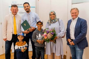 Ehrung für couragierten Buslenker. Foto: StadtKommunikation/Wiedergut