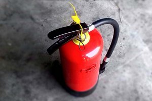 Unbekannte versprühten Feuerlöscher in der Tiefgarage Neuer Platz