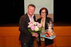 Bürgermeister Christian Scheider überreichte den Sozialpreis an die Obfrau des Frauenhauses Mag. Augustine Gasser. Foto: StadtKommunikation/Hude