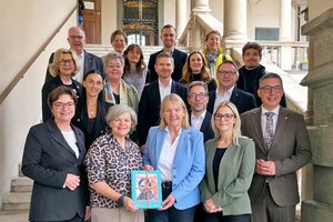 Gesundheitsreferentin Beate Prettner, SPÖ-LAbg. Ruth Feistritzer, CDU-LAbg. Katja Rathje-Hoffmann, ÖVP-Clubobmann Markus Malle, SPÖ-LAbg. Nicole Schojer, Zweiter Landtagspräsident Christoph Staudacher (FPÖ) sowie Mitglieder der Ausschüsse. Foto: KK