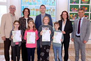 Michael Hansche, Angelika Kuss-Bergner, Finanz- und Bildungsreferent Vizebürgermeister Mag. Philipp Liesnig, Bildungsdirektorin Isabella Penz und Andreas Pregl von der Schuldnerberatung mit Schülerinnen und Schülern. Foto: StadtKommunikation/Wajand