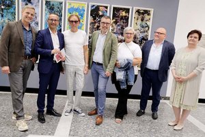 GR Michael Gussnig, Stadtrat Mag. Franz Petritz mit Edwin Wiegele, GR Mag. Jantscher, GR Daniela Blank, Kulturamtsleiter Mag. Gerdanovits und Mag. Beatrix Obernosterer, Leiterin der Alpen-Adria-Galerie, bei der Vernissage. Foto: StadtKommunikation/Wajand