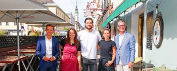 Franz Ahm und Markus Polka von der Wirtschaftskammer Kärnten bei ihrem Besuch im Café & Bistro Domino in der Lidmanskygasse. Foto: WKK