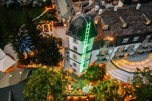 In Pörtschach strahlt eine Himmelsleiter über den Wörthersee. Foto: Hotel Schloss Seefels/Daniel Waschnig Photography
