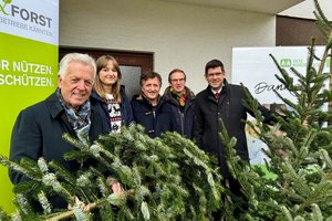 Moosburgs Bürgermeister Herbert Gaggl, SOS Kinderdorf-Mitarbeiterin Marija Jurisic, SOS Kinderdorf-Leiter Gerald Stöckl, Land&Forst Betriebe Kärnten-Geschäftsführer Gernot Gallor, Agrarreferent LHStv. Martin Gruber. Foto: Büro LHStv. Gruber/Gamper