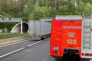 Ehrentalerbergtunnel: LKW begann nach Reifenplatzer zu brennen. Foto: FF Klavarienberg