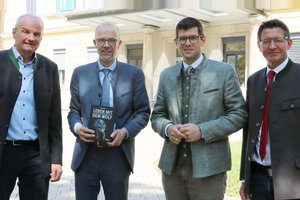 Almwirtschaftsvereinsobmann Sepp Obweger, Rechtexperte Prof. Dr. Roland Norer, Agrar- und Jagdreferent LHStv. Martin Gruber und LK-Präsident Siegfried Huber  (v.l.n.r.) fordern ein alpenraumübergreifendes Wolfsmanagement. Foto: LK Kärnten