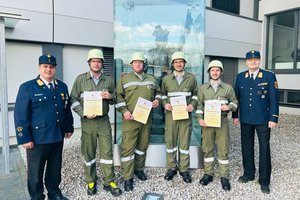 BR Franz Socher (li.) und Beziksfeuerwehrkommandant OBR Gerhard Egger (re.) Waren unter den ersten Gratulanten. Foto: Bezirksfeuerwehrkommando Klagenfurt-Stadt