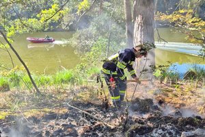Moosburg: Reste eines Lagerfeuers setzten Insel im Mitterteich in Brand. Foto: FF Moosburg