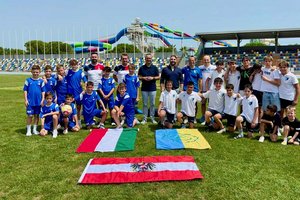 Tourismusstadtrat Massimo Brini, SAK Trainer Miralem Sakušić sowie Sportreferent Stadtrat Mag. Franz Petritz und Vizebürgermeister Manuel Massimiliano La Placa. Foto: KK