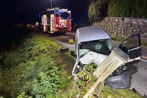 33-jähriger Alkolenker prallt bei Grafenstein gegen Betonzaun. Foto: FF Grafenstein
