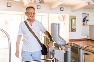 Für Badegäste in den Klagenfurter Strandbädern bedeutet dies, dass Tages- und Saisonkarten auch in der Wallet am Handy abgespeichert werden können. Foto: STW/Waschnig