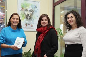 Mag. Astrid Malle vom Klagenfurter Frauenbüro mit Stadträtin Mag. Corinna Smrecnik und der Regisseurin Ayla Yildiz vor der Filmvorführung im Volkskino. Foto: StadtKommunikation/Wajand