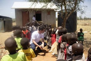 Caritasdirektor Ernst Sandriesser im Austausch mit Kindern in Uganda. Foto: Caritas