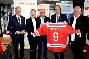 Verleihung des Großen Goldenen Ehrenzeichens an Landeshauptmann a.D. Franz Voves. LH Peter Kaiser, LHStv.in Gaby Schaunig, Dieter Kalt, Franz Voves und Alt-LH Gerhard Dörfler. Foto: LPD Kärnten/Kuess