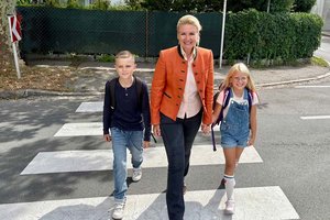 Hanna und Maxi testen gemeinsam mit Verkehrsreferentin Stadträtin Sandra Wassermann, BA die Sicherheit auf ihrem Schulweg. Foto: StadtKommunikation