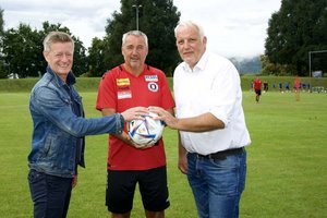 Landessportdirektor Mag. Arno Arthofer, Austria-Chefcoach Peter Pacult und Prof. Mag. Michael Seher, Direktor des BORG Klagenfurt. Foto: Austria Klagenfurt