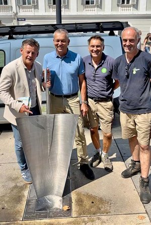 Tierschutzreferent BGM Christian Scheider und StR Max Habenicht mit Mitarbeitern der Klagenfurter Stadtgartenabteilung beim neuen Trinkwasserbrunnen für Hunde am Neuen Platz. Foto: KK