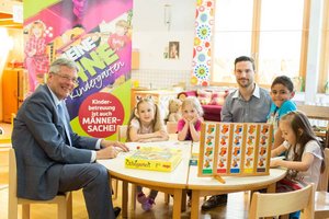 LH Peter Kaiser und Elementarpädagoge Alexander Treffner mit Kindern im Praxiskindergarten der Bundes-Bildungsanstalt für Elementarpädagogik in Klagenfurt.  Foto: LPD Kärnten/Just