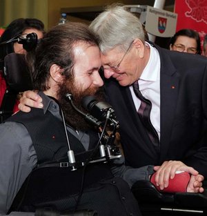 Verleihung Ehrenkreuz an Lebensretter Gilbert Kohlhuber. Im Bild: Gilbert Kohlhuber mit LH Peter Kaiser. Foto: LPD Kärnten/Höher