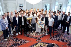 Das gesamte Kader des WAC mit LHStv. Martin Gruber, LHStv.in Gaby Schaunig, Dietmar Riegler, Waltraud Riegler, LH Peter Kaiser, LR Daniel Fellner und Landessportdirektor Arno Arthofer im Spiegelsaal. Foto: Büro Kaiser