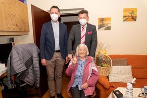 Bürgermeister Christian Scheider und Dompfarrer Peter Allmaier feierten mit Aloisia Rainer ihren 101. Geburtstag. Foto: StadtKommunikation/Wiedergut