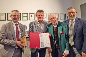 Bertram Karl Steiner erhielt von Bürgermeister Christian Scheider den Humbert-Fink-Preis im Beisein von Kulturreferent Stadtrat Mag. Franz Petritz und GR Mag. Manfred Jantscher. Foto: Büro StR. Petritz