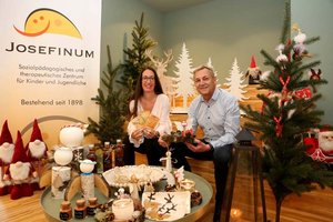 Das Josefinum lädt zum Weihnachtsbasar: Josefinum-Leiterin Mag. Dr. Petra Arnusch und Dr. Johann Lintner (Vorstandsvorsitzender Privatstiftung Kärntner Sparkasse). Foto: Hannes Krainz/Kärntner Sparkasse