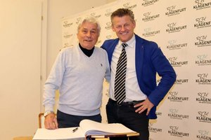 Tennislegende Hans Kary trug sich im Beisein von Bürgermeister Christian Scheider in das Goldene Buch der Stadt Klagenfurt ein. Foto: StadtKommunikation/Zechner