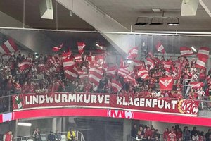 Die KAC-Fanclubs Stiege 19, Vikings, Rudeboys und Red White Dragons, vereint als Lindwurmkurve Klagenfurt, sammeln auch heuer wieder für notleidende Kärntnerinnen und Kärntner. Foto: Facebook/Lindwurmkurve Klagenfurt
