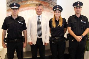 Neue Mitarbeiter durch Bürgermeister Scheider angelobt. Foto: StadtKommunikation/Wedenig