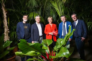 Bürgermeister Christian Scheider und Stadtgartenreferent StR. Max Habenicht mit Filmemacher Robert Schabus, ORF-Landesdirektorin Karin Bernhard und Stadtgarten-Direktor DI Heinz Blechl. Foto: StadtKommunikation / Helge Bauer