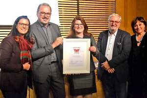 Landesrätin Sara Schar, KR Alfred Trey, Absolventin Birgit Kandutsch, SWV-Präsident Christoph Matznetter und SWV-Vizepräsidentin Nationalrätin Petra Oberrauner. Foto: SWV Kärnten