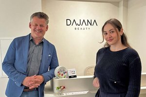 Bürgermeister Christian Scheider besuchte Dajana Hoxha in ihrem Beauty-Salon in der Maximilianstraße 42 und gratulierte zur Selbstständigkeit. Foto: Büro Bürgermeister 
