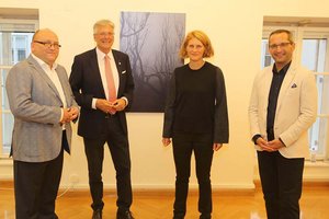 Landeshauptmann Dr. Peter Kaiser und Stadtrat Mag. Franz Petritz eröffnen mit Künstlerin Karen Irmer und Mag. Alexander Gerdanovits die Ausstellung. Foto: StadtKommunikation / Hannes Krainz