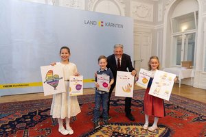 LH Peter Kaiser überreichte an Theresa Mossegger, Johannes Haider und Valentina Drobesch die Preise. Foto: LPD Kärnten/Just