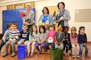 Stadträtin Sandra Wassermann, Abfallberaterin Manuela Hochmaier, Kindergartenleiterin Rosalia Kummer-Pasterk, BA und die Kinder vom Kindergarten Mohorjeva Hermagoras machten mit. Foto: StadtKommunikation/Hannes Krainz