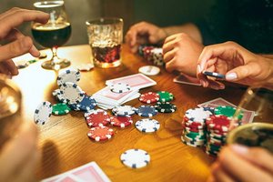Unterschiede zwischen landgestützten Casinos und Online-Glücksspielen