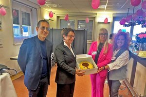 Eine köstliche Torte als Einstandsgeschenk der Kärntner Gesundheitslandesrätin. Foto: zVg