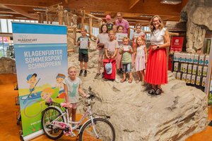 Mag. Christian Snurer (UNIQA), Gernot Wallner (Gigasport), Sportstadträtin DI Constance Mochar und Mag. Mario Polak (Sportamt Klagenfurt) bei der Preisverleihung. Foto: StadtKommunikation / Zangerle