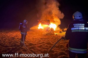 Ein Traktor geriet in Moosburg nach Mäharbeiten in Brand. Foto: FF Moosburg